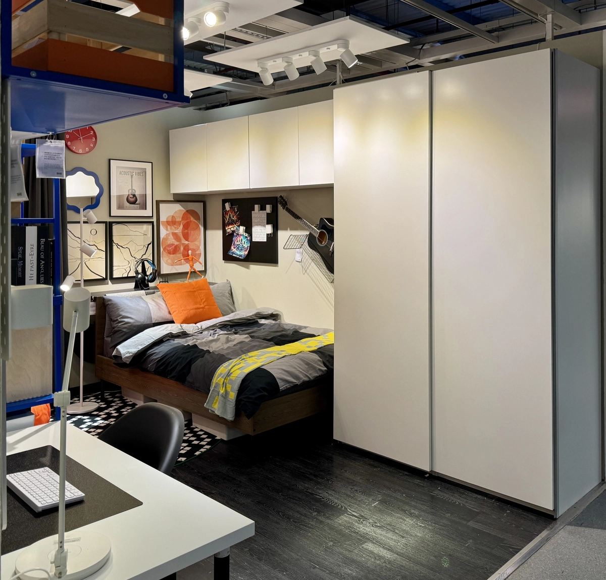 Built: sleep zone and wardrobe