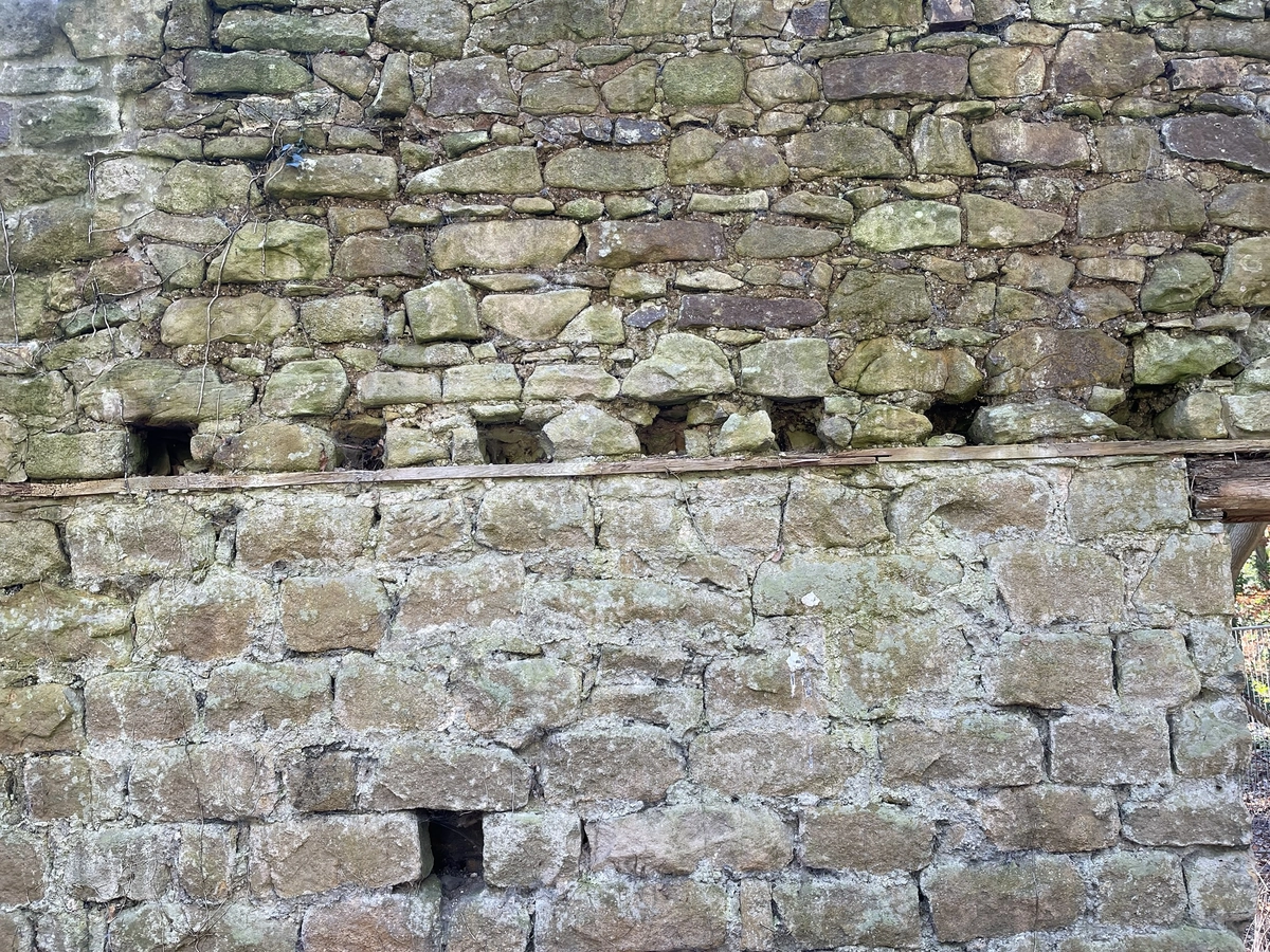 Stone coursing with putlog holes